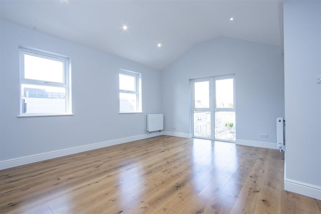 Property photo 3 of 9 Flat 7, 106-108 Tooting High Street, London Recept