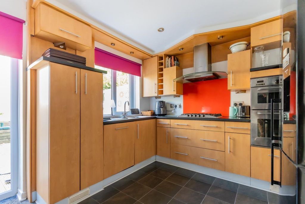 Property photo 2 of 28 Kitchen
