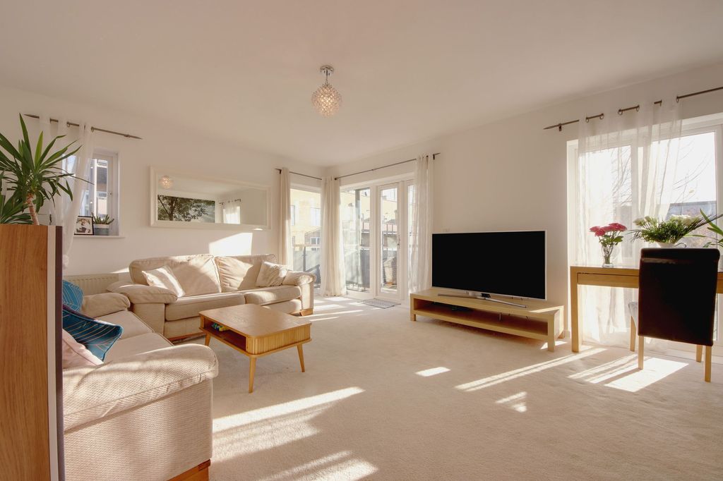 Property photo 1 of 10 Living Room
