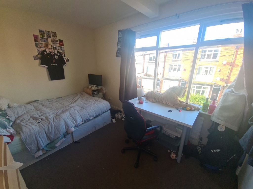 Property photo 2 of 16 A Cozy Student Bedroom Featuring A Single Bed, A S...