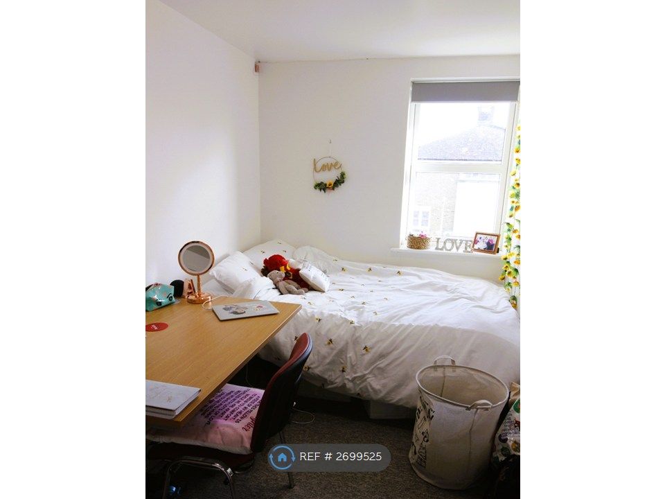 Property photo 3 of 6 Bedroom