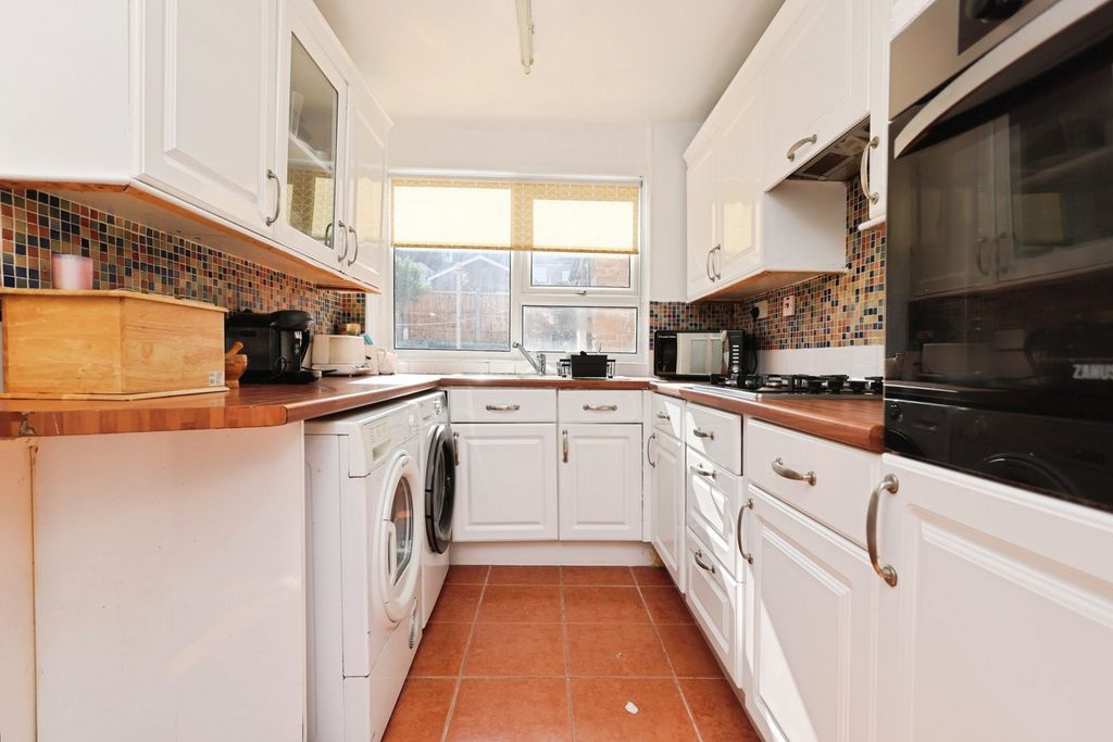 Property photo 3 of 12 Kitchen