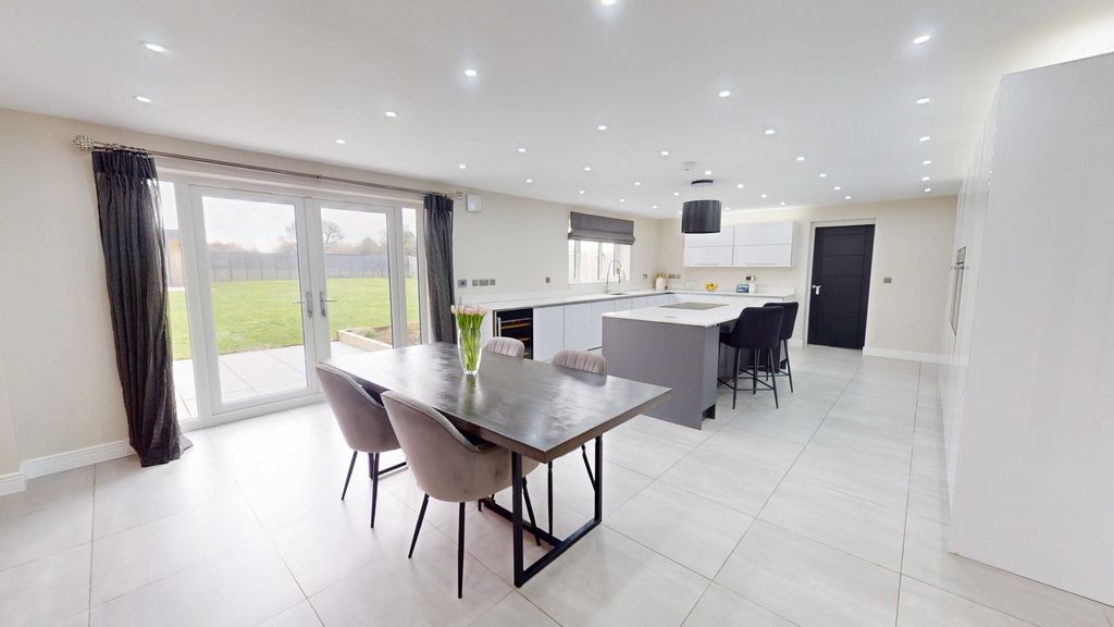 Property photo 3 of 71 4036168