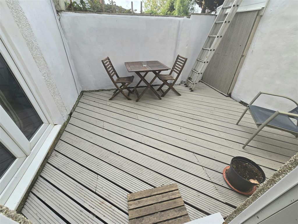 Property photo 2 of 9 Courtyard Garden