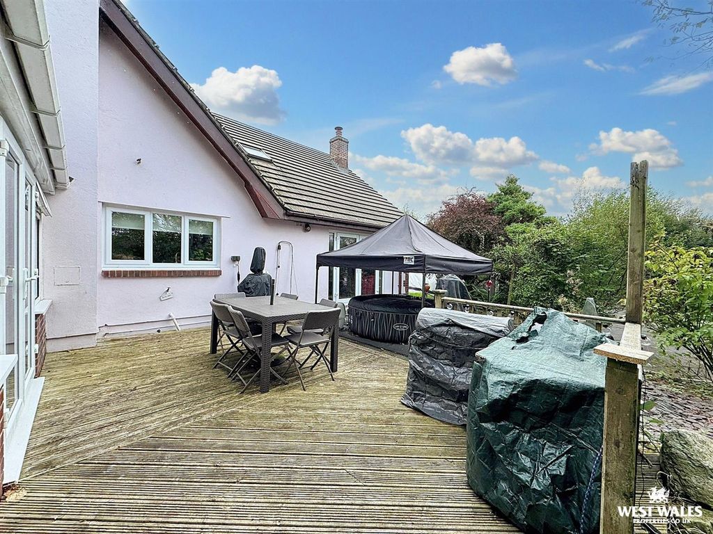 Property photo 2 of 31 Decking