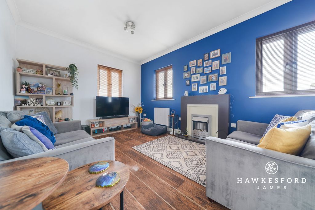 Property photo 2 of 10 Emerald Crescent, Sittingbourne - Lounge