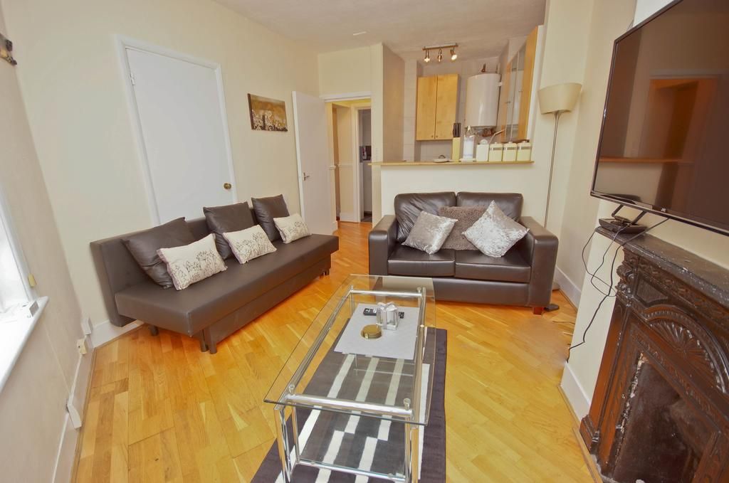 Property photo 1 of 8 Nelsons Are Proud To Present This Lovely One Double Bedroom Flat Located Within Minutes Of Southwark Station.