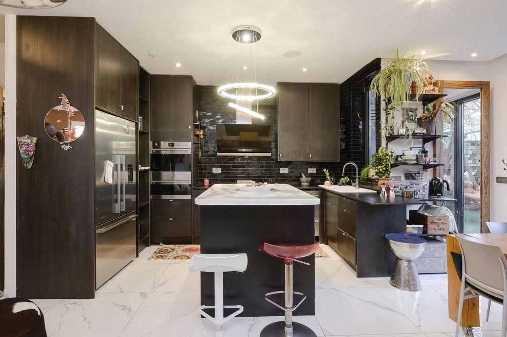 Property photo 3 of 19 Kitchen