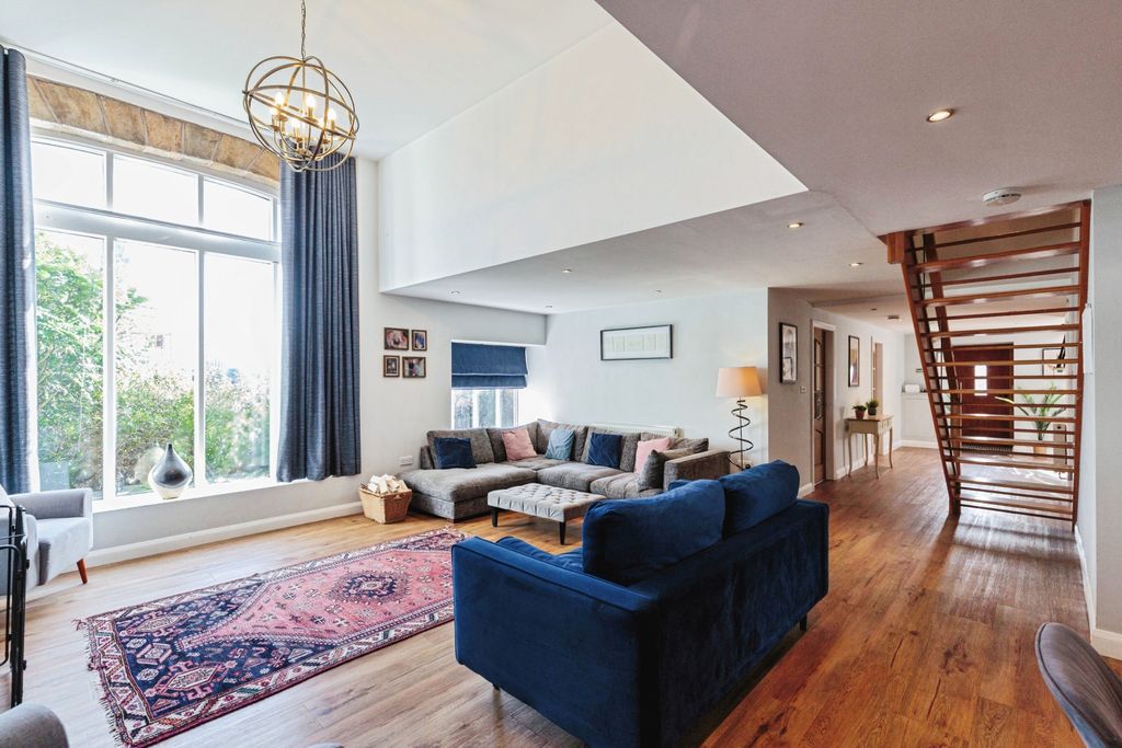 Property photo 2 of 35 Lounge Area