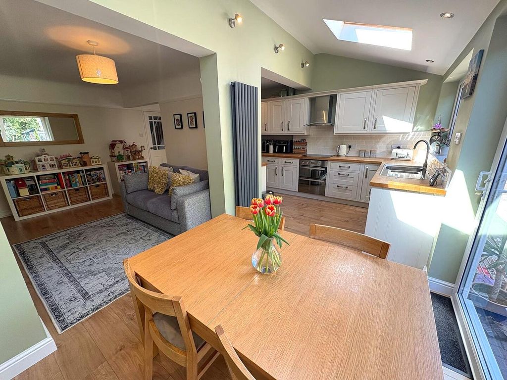 Property photo 2 of 25 Kitchen