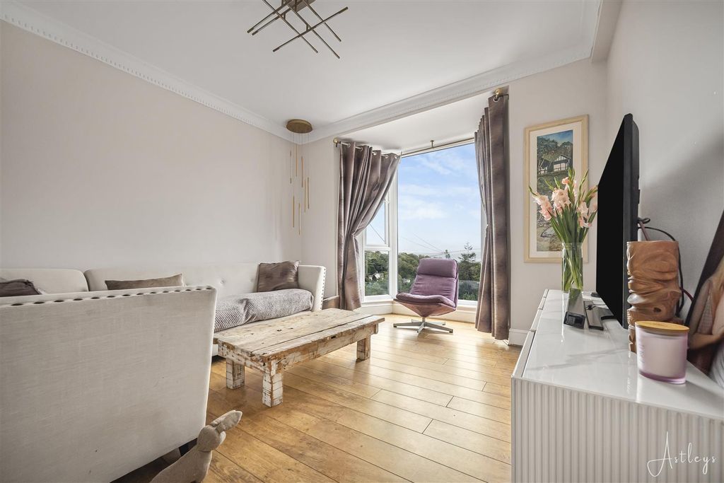 Property photo 3 of 30 Lounge