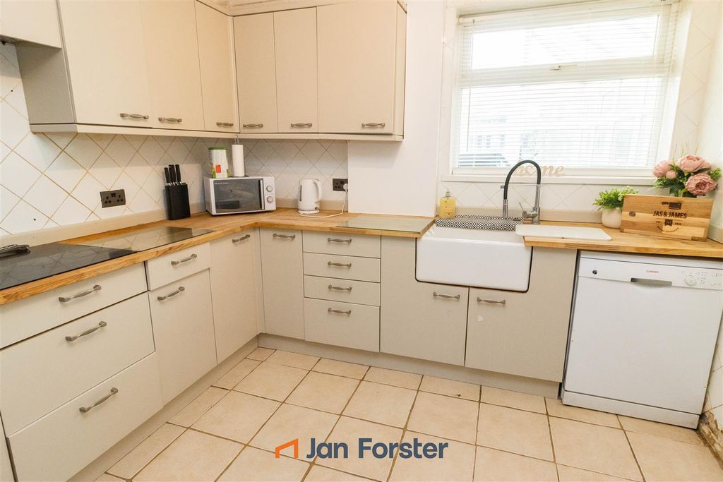 Property photo 3 of 11 Kitchen