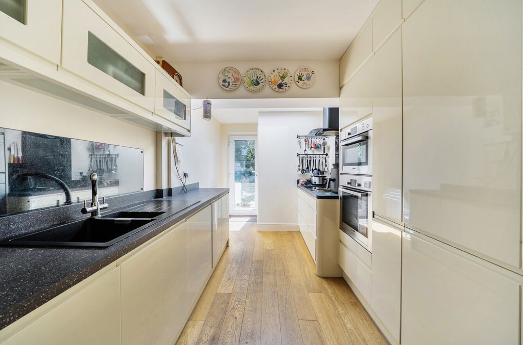 Property photo 2 of 14 1488499-30-6A553d...