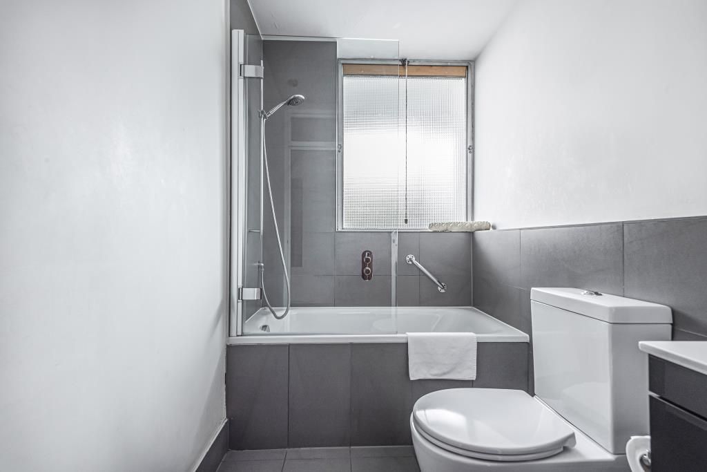 Property photo 3 of 10 Bathroom
