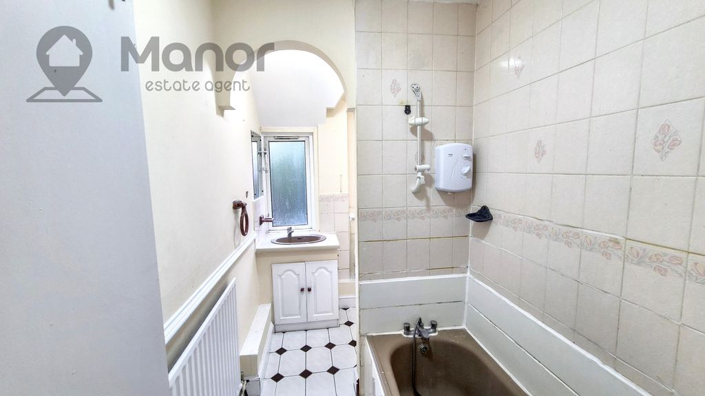 Property photo 3 of 14 Bathroom