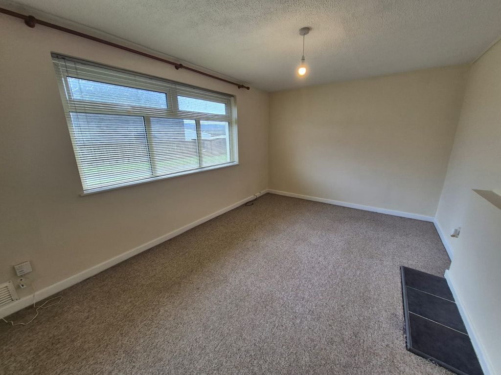 Property photo 3 of 13 Lounge (2)