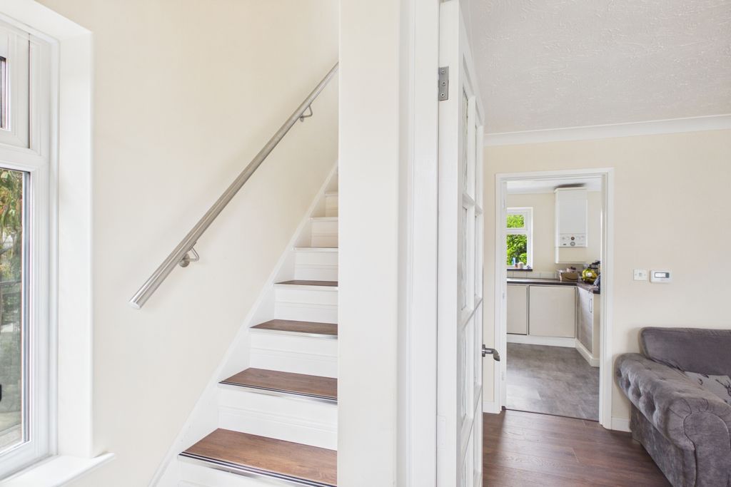 Property photo 2 of 18 Ewemove - Spalding - Daniels Gate - Hallway