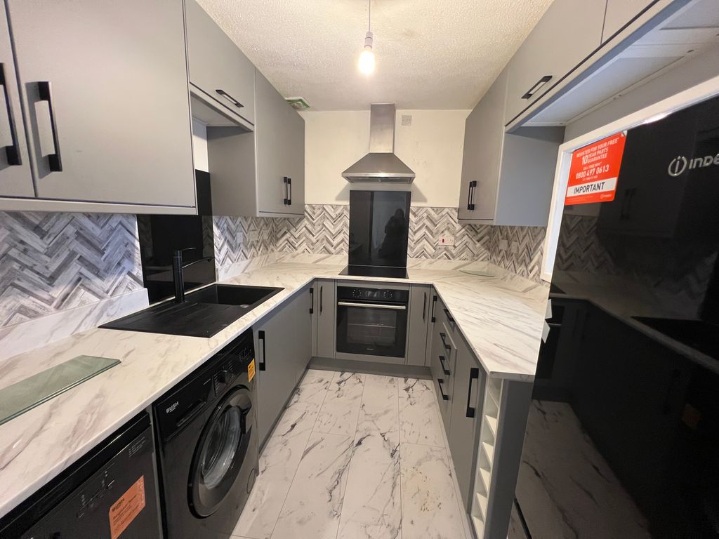 Property photo 3 of 11 Kitchen