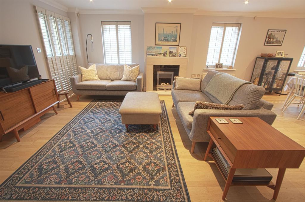 Property photo 3 of 12 Lounge  Diner