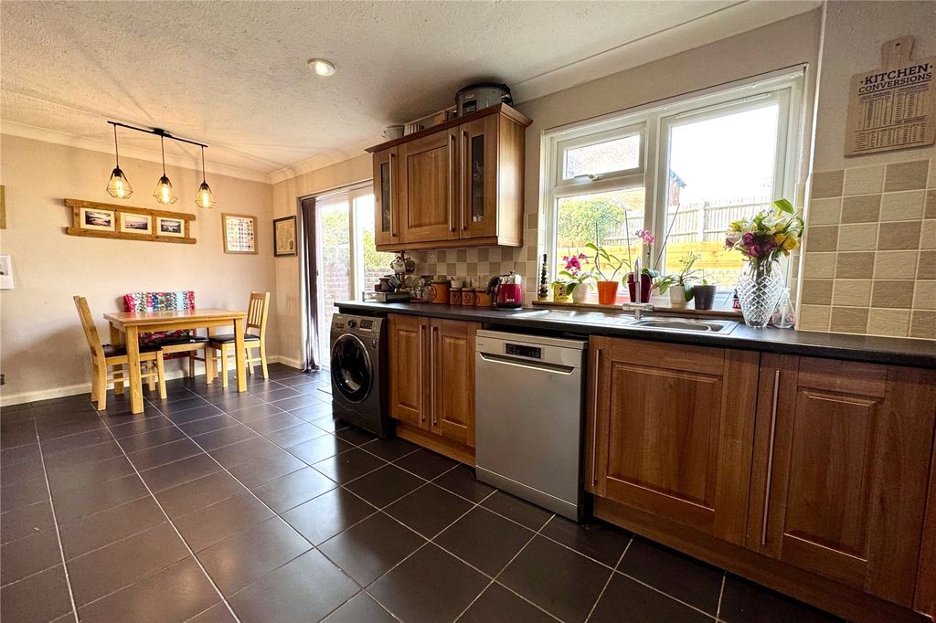 Property photo 3 of 9 Kitchen