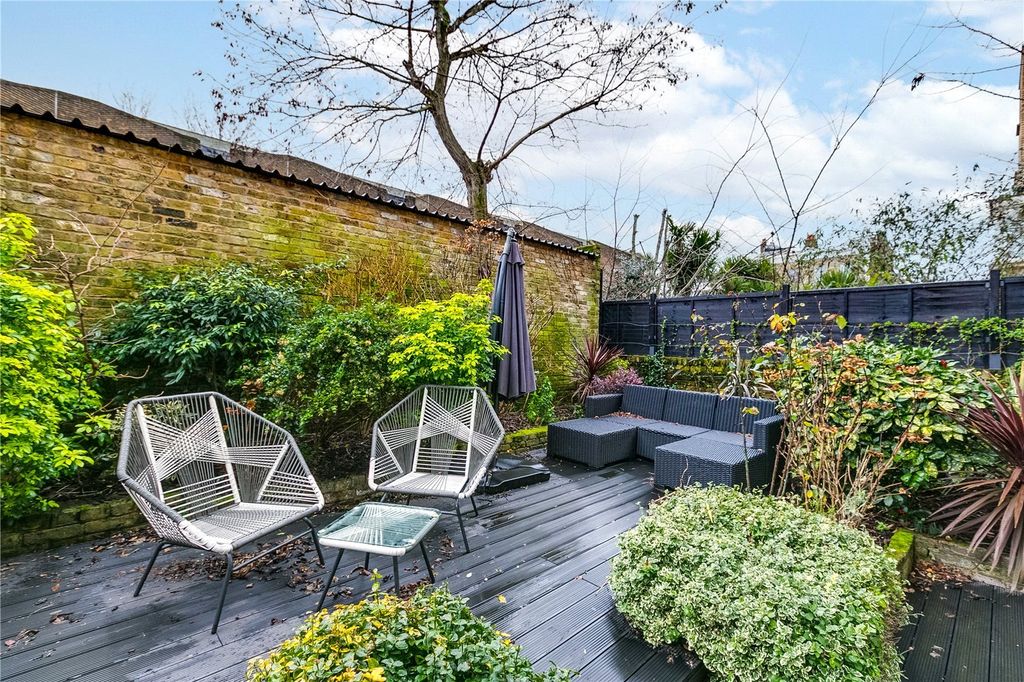 Property photo 2 of 9 Garden