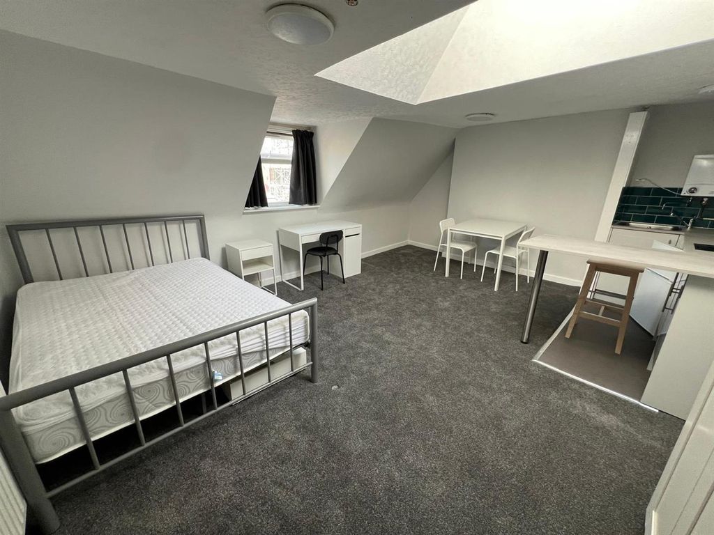 Property photo 1 of 6 Room