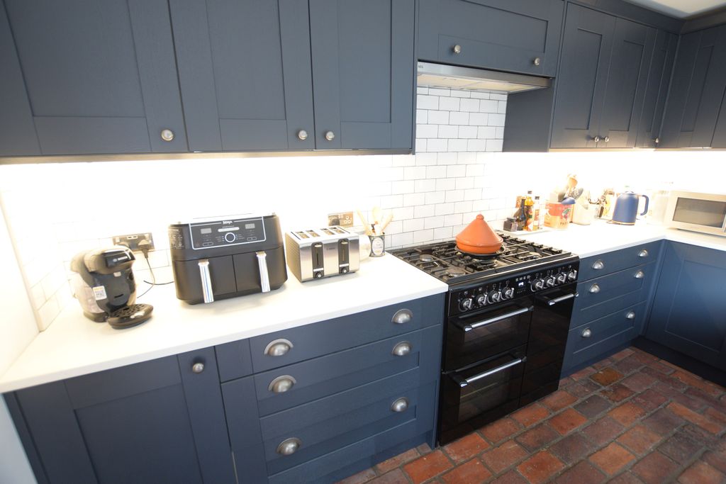 Property photo 3 of 16 Kitchen(4)