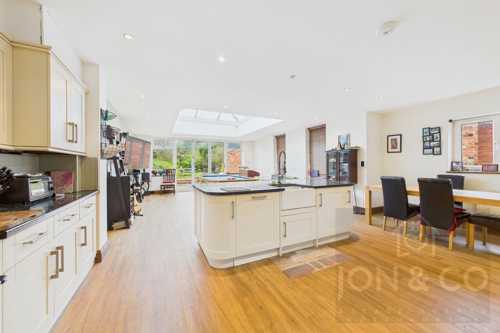 Property photo 2 of 26