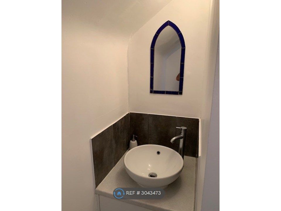 Property photo 3 of 9 Washbasin