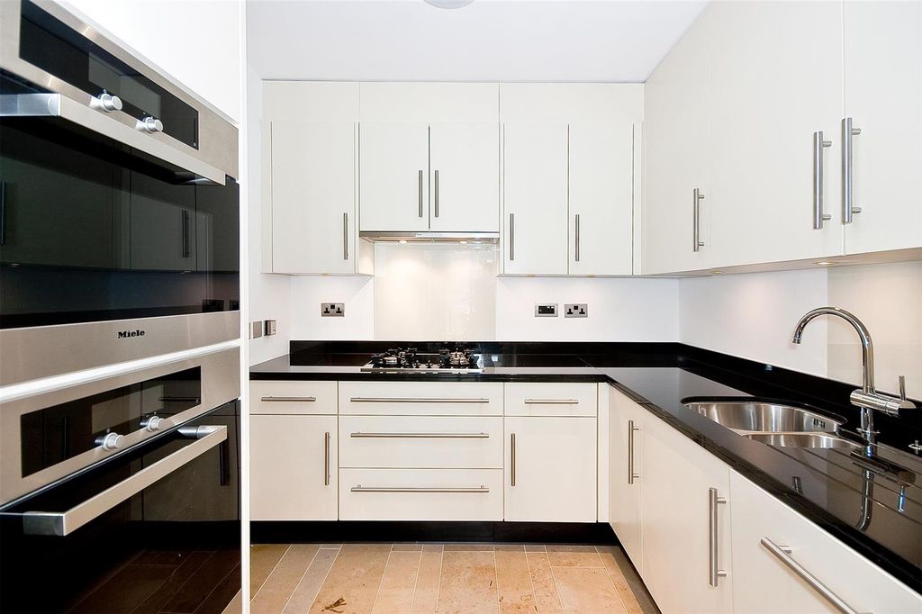 Property photo 3 of 8 Kitchen