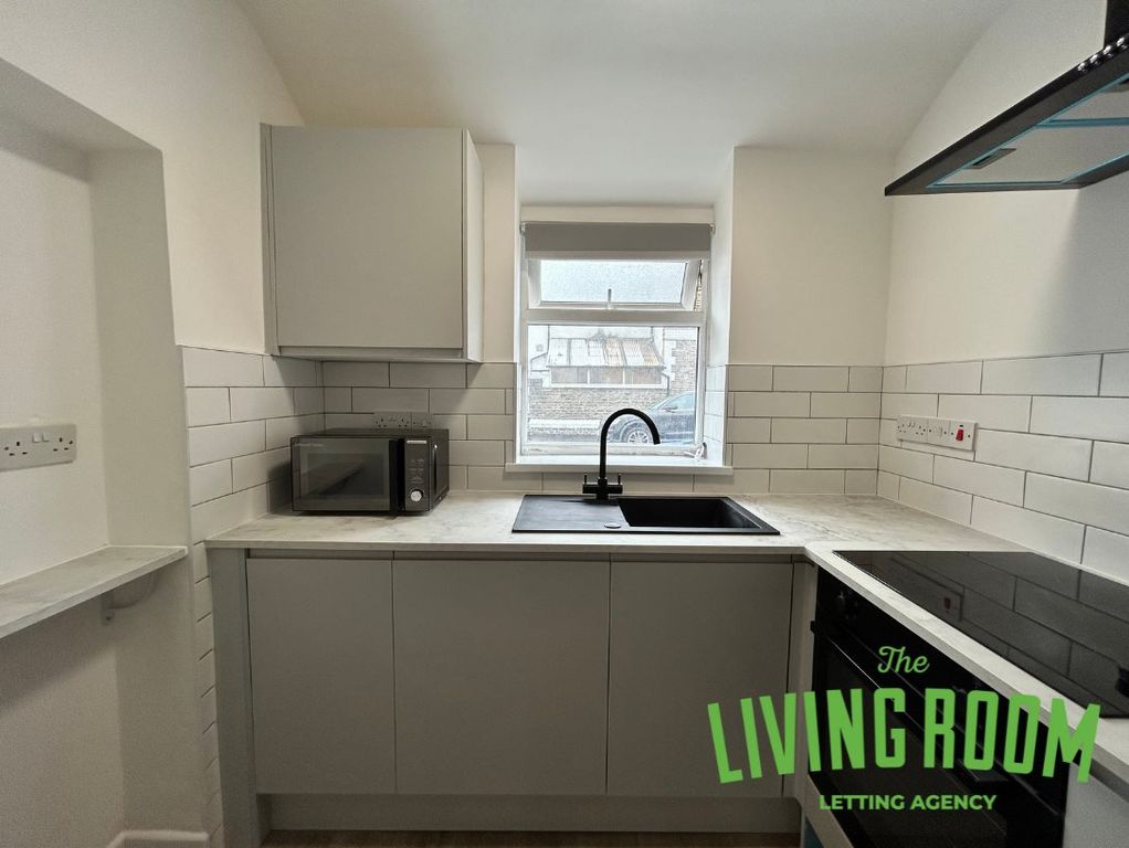 Property photo 3 of 14 Kitchen 1