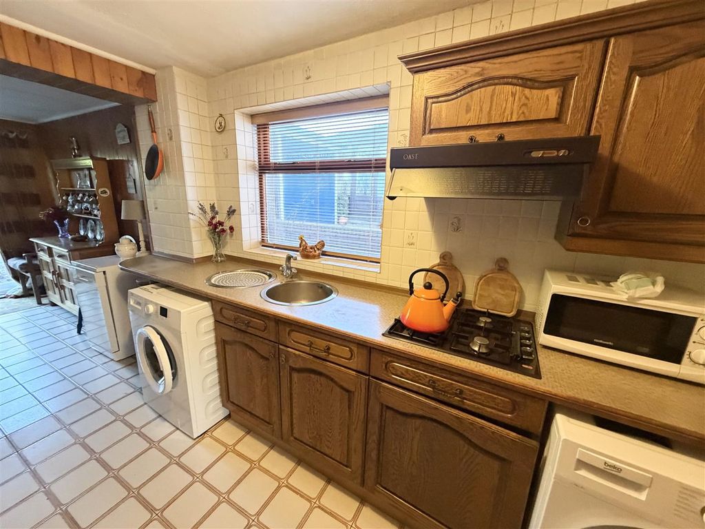 Property photo 3 of 12 Kitchen