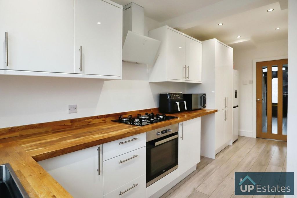 Property photo 2 of 14 Kitchen