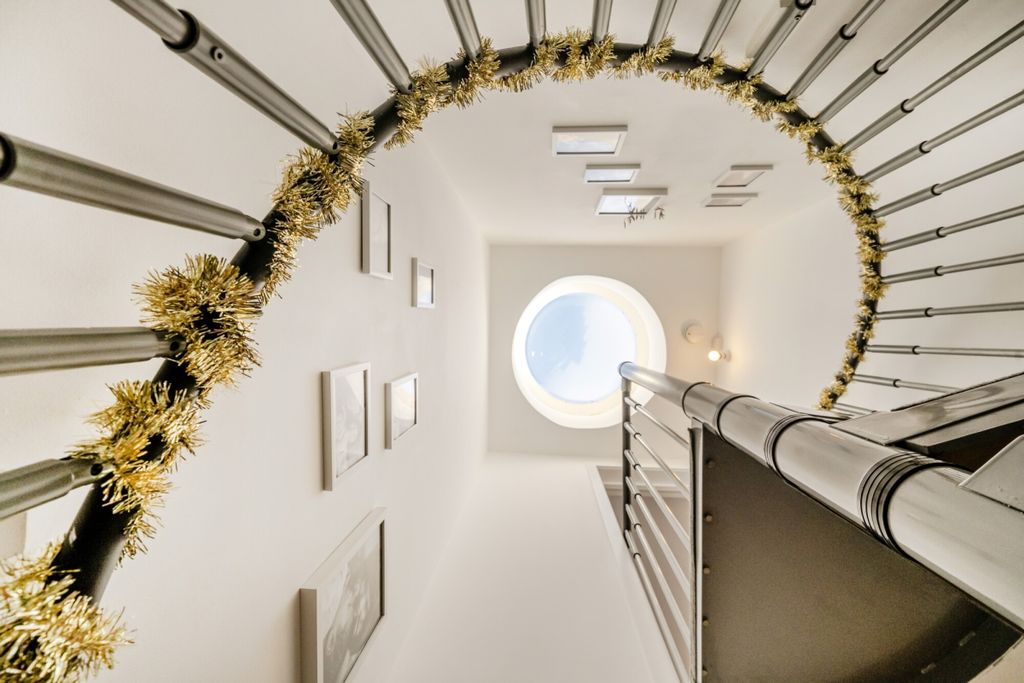 Property photo 2 of 13 1389391-18-693Aac...