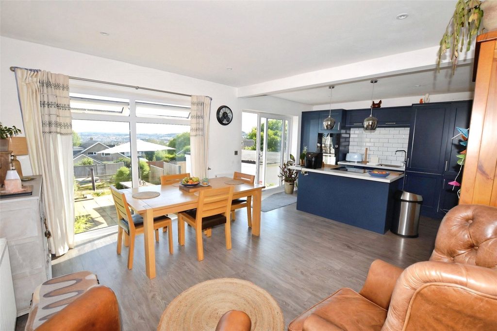 Property photo 3 of 16 Kitchen Diner