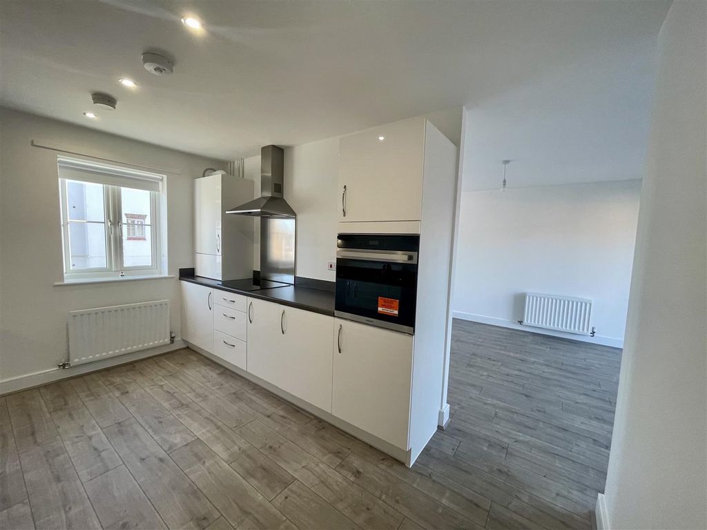 Property photo 3 of 10 Kitchen