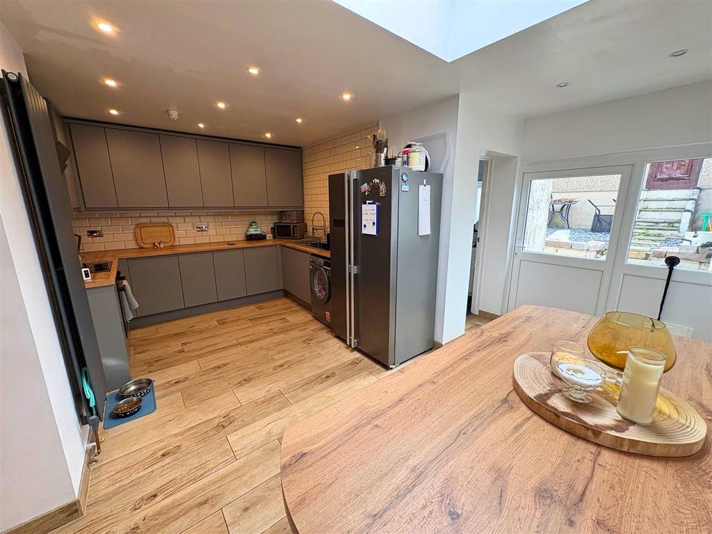 Property photo 1 of 28 'l' Shaped Kitchen / Breakfast Room