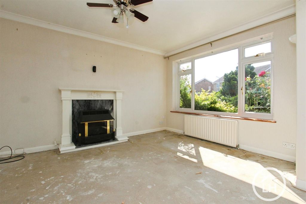 Property photo 3 of 16 Lounge
