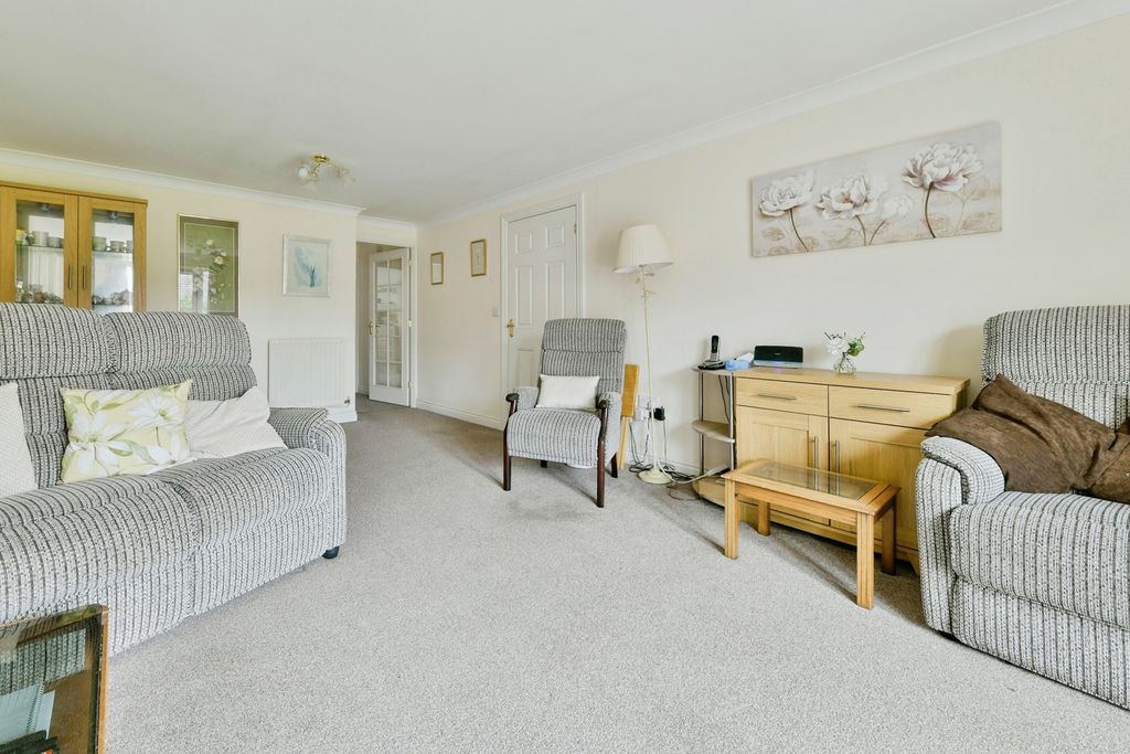 Property photo 3 of 18 Lounge