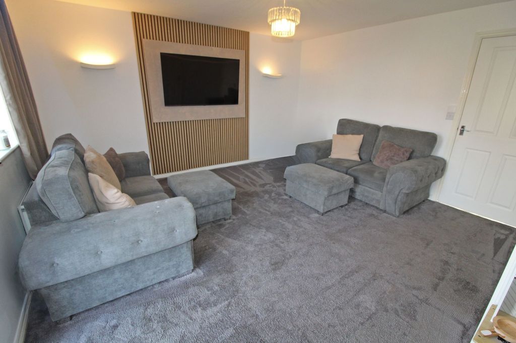 Property photo 2 of 19 Lounge