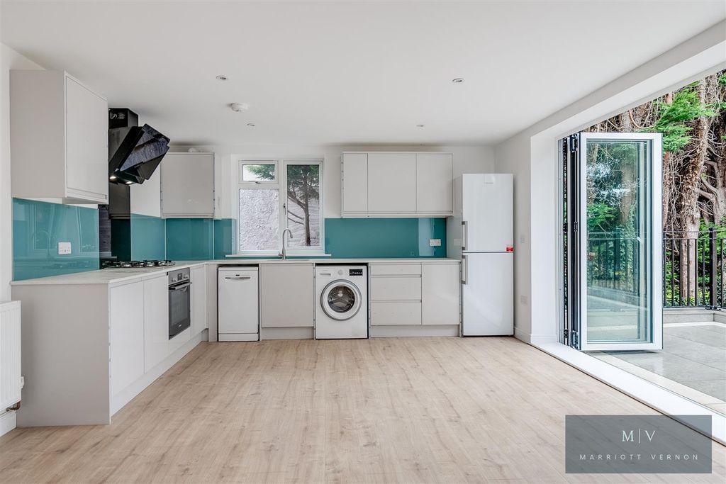 Property photo 3 of 8 Smitham Bottom Lane 37A-4.Jpg