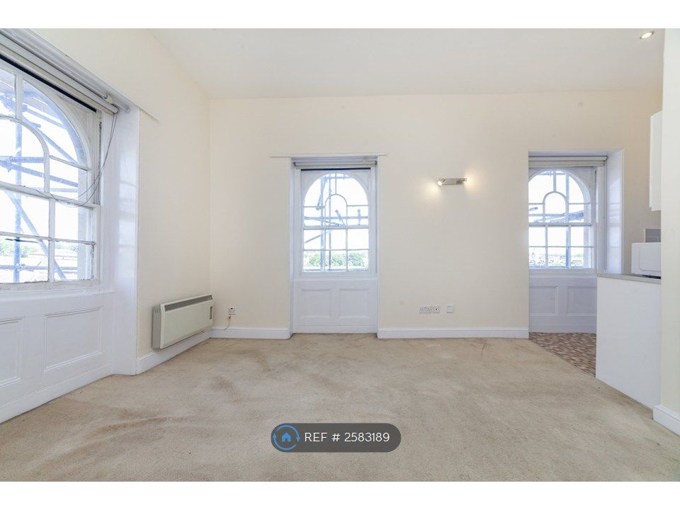 Property photo 3 of 7 Living Space