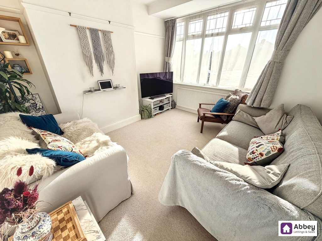 Property photo 2 of 11 Lounge