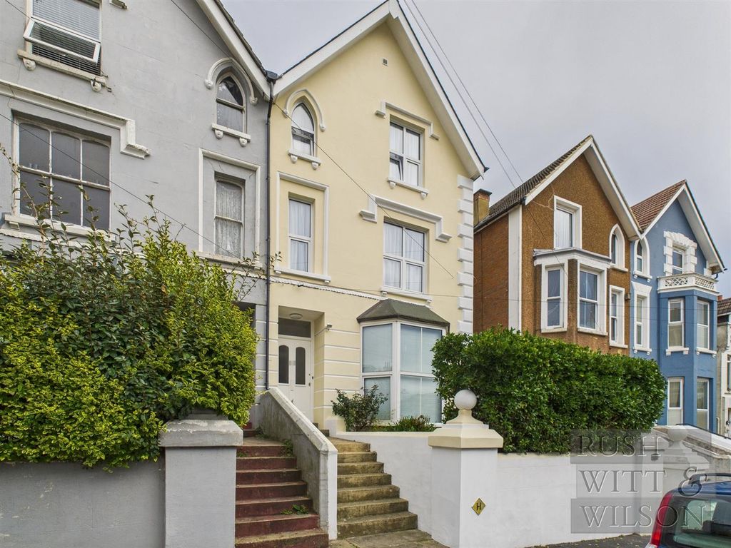 Property photo 1 of 32