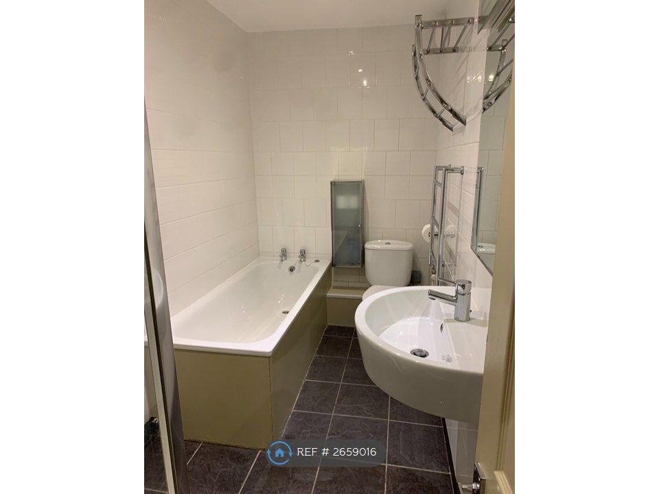 Property photo 2 of 10 Bathroom