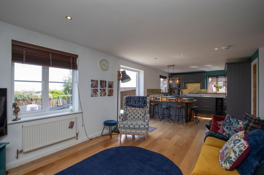 Property photo 3 of 37