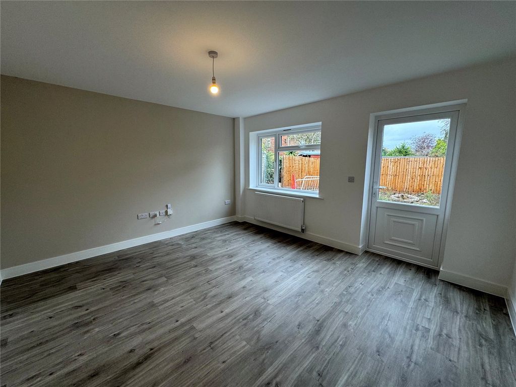 Property photo 2 of 21 Picture No. 15