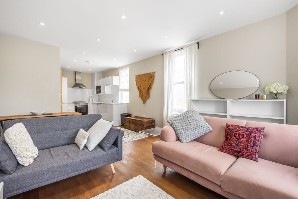 Property photo 1 of 12 Lounge - Shomberg