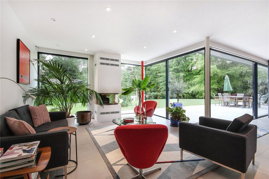 Property photo 3 of 17 Snug