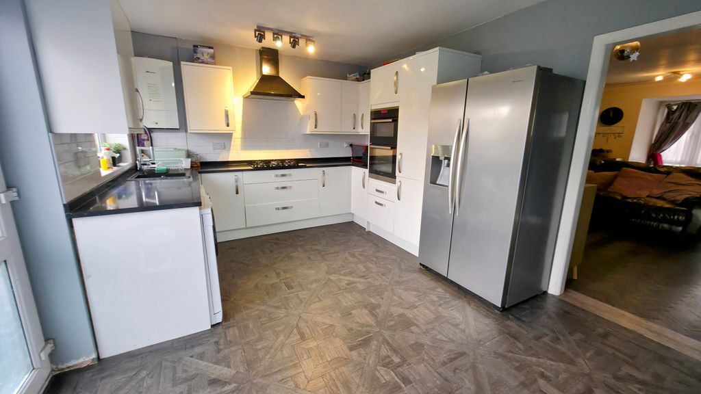 Property photo 3 of 23 Kitchen